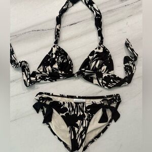 Robin Piccone Black and White Floral Bikini | Size M